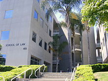 Юридическая школа Калифорнийского университета в Ирвине entryway.jpg