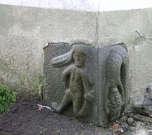 Relief en pierre romane, à la base de l'église Saint-Willehad