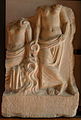 Griechisches Steinrelief mit zwei weiblichen Figuren – möglicherweise Nymphen (3.–4. Jh. n. Chr.) – unbekannter Fundort