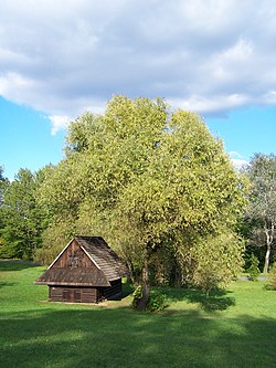 Dřevěný chlév na území skanzenu.