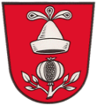 Gemeinde Egglkofen In Rot über einem silbernen Granatapfel ein mit drei silbernen Pfauenfedern besteckter silberner Spitzhut.