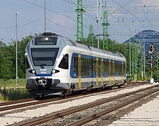 Stadler FLIRT: Az egész motorvonat látszik a képen, nincs árnyékban, alkalmas illusztrálásra.