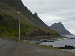 Alte Straße Óshlíðarvegur um den Berg.