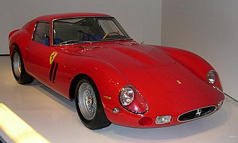 Une Ferrari 250 GTO, voiture de classe « supercar » de 1962 au rouge emblématique de la marque, de la collection Ralph Lauren exposée au Museum of Fine Arts à Boston (États-Unis). (définition réelle 1 235 × 744)