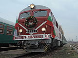 16. KW Festlich geschmückte Lokomotive zum 70. Jubläum der Bahnstrecke zwischen Septemwri und Dobrinischte der Rhodopenbahn am 9. Dezember 2015. Sie ist die letzte noch im Betrieb befindliche Schmalspurbahn der bulgarischen Staatsbahn BDŽ.