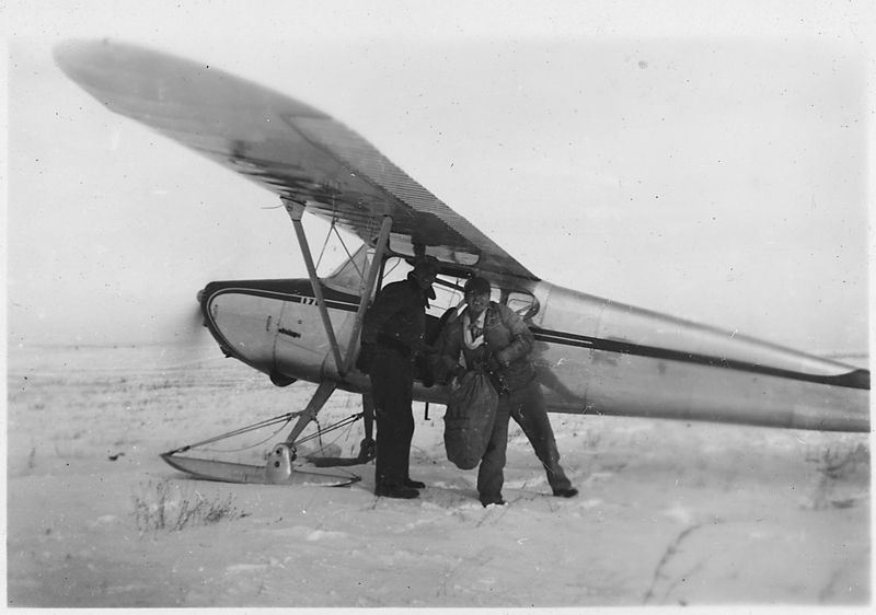 File:Airplane making a mail delivery - NARA - 285334.jpg