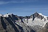 Von links Rotstock Pt. 3673, Geisshorn, Sattelhorn, Sattelhorn Pt. 3675, dann, tiefer gelegen, der unauffällige Grat des Vorderen Geisshorns. Wieder markanter die Nebengipfel im Aletschhorn-Südgrat: der Vierergipfel Pt. 3716 (SH ca. 30), der nördlich davon gelegene Doppelgipfel (ca. 3730 m/SH ca. 30) und der Südgratgendarm Pt. 3948 (SH ca. 25).