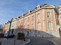 Ancien hôpital rénové depuis la rue de l'Intendance