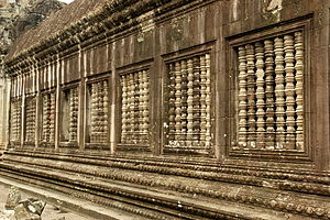 English: Finely carved reliefs at the Angkor W...