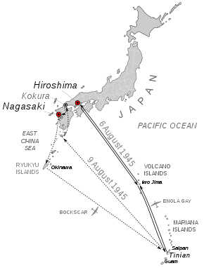 карта Японии и Марианских островов с указанием маршрутов рейдов. Один идет прямо на Иводзиму и Хиросиму и обратно тем же путем. Другой идет на южную оконечность Японии, до Кокуры, вниз до Нагасаки и на юго-запад до Окинавы, прежде чем вернуться в Тиниан.
