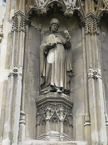 Dosiero:Augustine of Canterbury sculpture on Canterbury Cathedral.jpg