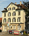 Wohnhaus und Stadtmauer (einschließlich Freiplastik mit Soldat und Pferd)