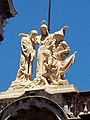 Gupo escultórico sobre la basílica de San Francisco:Cristobal Colón (arrodillado) , el pintor Giotto (a la derecha), Dante Alighieri (izq) y el Santo.