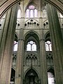 Élévation de la nef. On peut voir l'alternance des piles fortes et des piles faibles dans la nef centrale