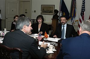 Ilinka Mitreva z zastępcą sekretarza obrony Paulem Wolfowitzem (z lewej) z premierem Branko Crwenkowskim (z prawej)