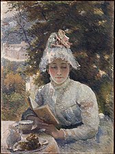 Portrait d'une femme lisant un livre ; devant elle, une tasse de thé et une assiette pleine.