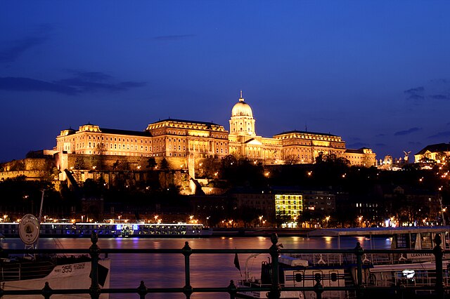 640px-Budapest_castle_night_5.jpg