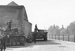 Bundesarchiv Bild 146-1990-102-34A, Maastricht, Panzerkampfwagen.jpg