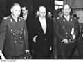 Van links naar rechts, Adolf Heusinger, inspecteur-generaal, van de Federale Strijdkrachten, Bondsrepubliek Duitsland; Theodor Blank, minister van Defensie, minister van Arbeid, CDU, Bondsrepubliek Duitsland; en Hans Speidel, Algemeen, opperbevelhebber van de NAVO-strijdkrachten Midden-Europa, Duitsland, in 1955.