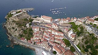 Scilla, mit dem Kap und links dem Castello Ruffo di Scilla