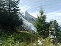 Ruines du chalet de Pierre Pointue au-dessus du glacier des Bossons.