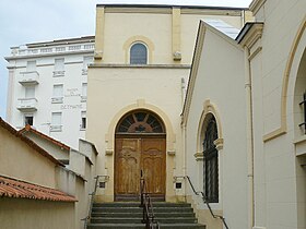 L'entrée, avenue Thermale. En arrière plan, la Maison du Missionnaire.