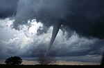 'n Tornado woed in die hartland van Oklahoma (VSA). Die tornado word sigbaar as 'n dun buis, wat vanuit die wolk tot by die grond strek. Die onderste helfte van hierdie tornado word deur 'n stofwolk omring. Die sterk winde van 'n tornado laat stof en puin ronddwarrel
