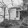 Woonhuis in de stijl van de Neo-Hollandse Renaissance, behorende bij een complex met een tuinkoepel en een waarschijnlijk oudere folly in de achterliggende stadstuin