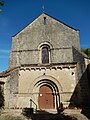 La façade ouest de l'église de Lozay.