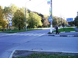 Начало улицы. Справа — дублёр Ленинградского шоссе (в область), слева — Парк Дружбы.