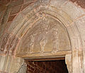 Giebel-Relief mit Kreuzigungsszene über einer zugemauerten Tür