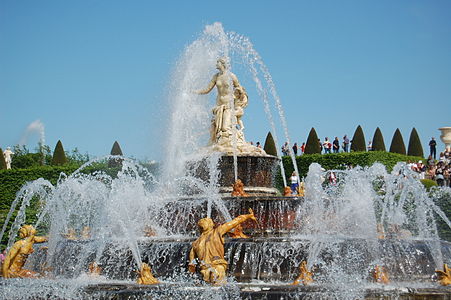 Фонтан в Версальском парке (2519388110) .jpg