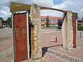 Skulptur „Zeitbrücke“ zwischen der Pfarrkirche und der Feuerwehr Goldenstedt