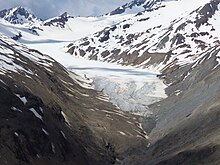 Schneebedeckte Berge, in der Mitte ein Gletscher, Richtung Tal liegt kein Schee mehr