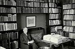 Hjalmar Psilander i sitt bibliotek i Uppsala, cirka 1940