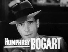 Богарт смотрит в камеру, с его именем на экране