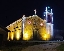 Igreja Matriz de São Martinho de Candoso com iluminação de Natal em 2021