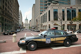 Ford Crown Victoria de l'Indiana State Capitol Police à Indianapolis (Indiana, États-Unis) (définition réelle 4 368 × 2 912)