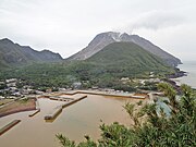 眼下に硫黄島中心集落・硫黄島港。奥に硫黄岳（2021年1月）