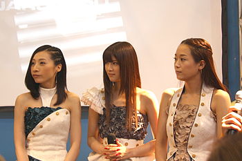 Участницы группы Kalafina (слева направо) Хикару, Кэйко и Вакана на Japan Expo 2014