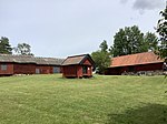 Till vänster byggnaden med stallet och logen, mitt på tunet brännvinsboden, till höger ladugården