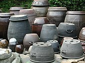 Siru at the foremost front and other onggi (generic term for earthenware)