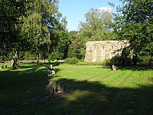 Mausoleum und Grabkreuze