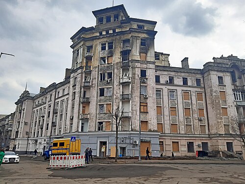 Протягом доби глибоку вирву перед будівлею засипали й заасфальтували