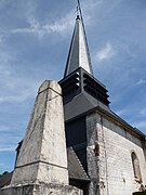 L'église Saint-Nicolas avec le monument aux morts.