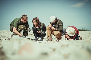 Geoloogia tudengid lubjakivi väljalt fossiile otsimas (Peeter Paaver)