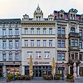 Wohn- und Geschäftshaus in geschlossener Bebauung, mit zwei Seitenflügeln zum Hof und Hinterhaus am Johannisplatz