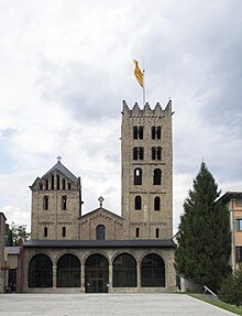 Façana amb un nivell d'arcades, amb un campanar a la dreta i un cimbori a l'esquerra