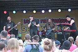 Moottörin Jyrinä esiintymässä Turun Seikkailupuiston Seikkisrock-tapahtumassa kesällä 2011.