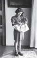 Una niña jugando con su muñeca Marilú, c. años 1940.